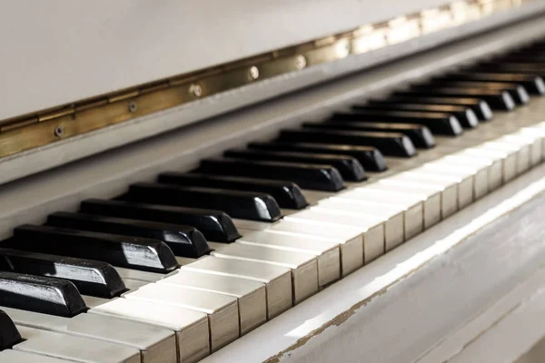 Piano branco, vista lateral do instrumento, instrumento musical. aprender — Fotografia de Stock