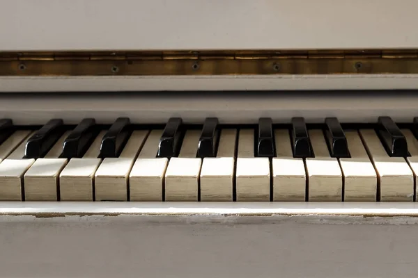White pianoforte, front view instrument, musical instrument. lea — Stock Photo, Image