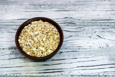 Ahşap bir arka plan üzerinde müsli ile plaka. Sağlıklı kahvaltı. Polis