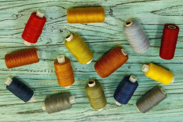 Conjunto de fios multicoloridos para costura e bordado em um woo — Fotografia de Stock