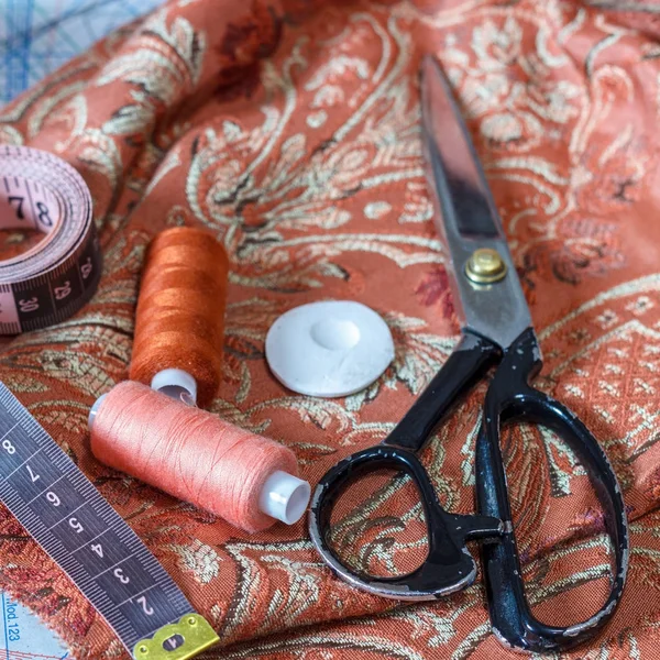 Still life of objects for sewing: threads, scissors, centimeter, — Stock Photo, Image