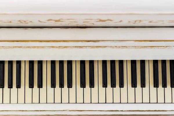 Piano primo piano, strumento musicale. imparare a suonare lo strumento — Foto Stock