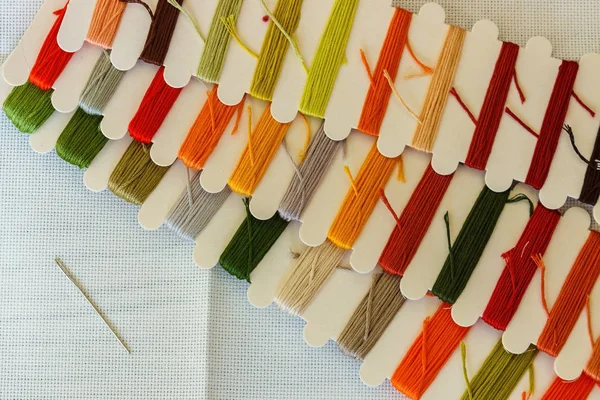 Набор разноцветных нитей для шитья и вышивки на woo — стоковое фото
