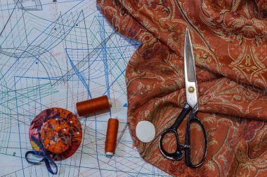 Dikiş için nesnelerin natürmort: iplikler, makas, santimetre,
