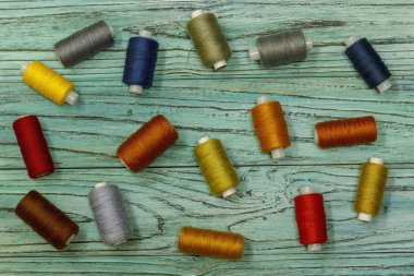 Bir woo üzerinde dikiş ve nakış için çok renkli iplikler seti