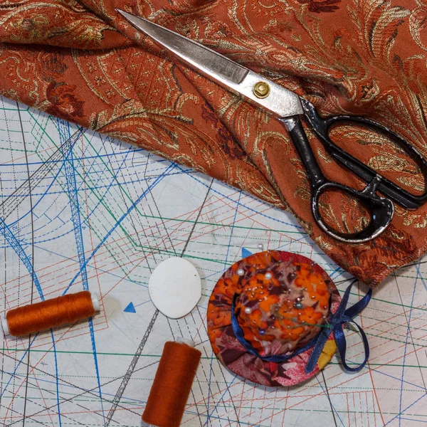 Натюрморт предметів для шиття: нитки, ножиці, сантиметр , — стокове фото