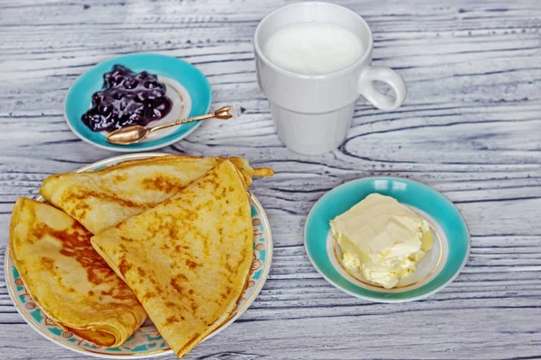 Reçel, mil bir bardak yakın kahvaltı için taze hazırlanmış krep
