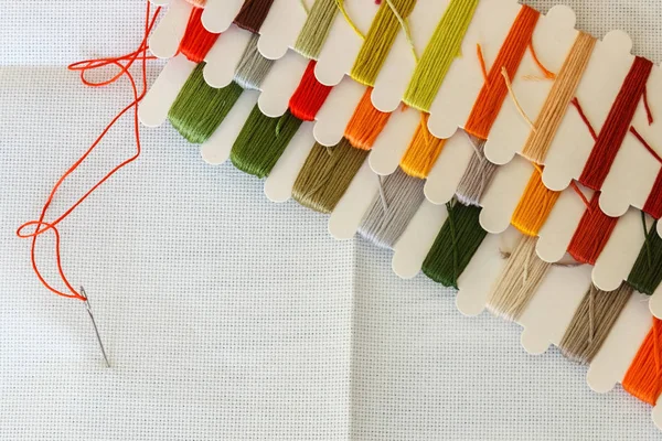 Set of multicolored threads for sewing and embroidering on a woo — Stock Photo, Image