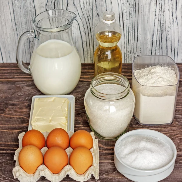 Ingrediënten voor pannenkoeken: melk, eieren, suiker, zout, meel, Vegeta Stockfoto