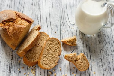 Ahşap bir arka planda ekmek ve süt dilimleri ile hala hayat