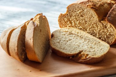 Ahşap bir arka plan çavdar ekmeği yakın-up dilimlenmiş.