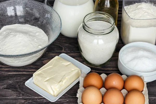 Ингредиенты для блинов: молоко, яйца, сахар, соль, мука, вегетарианство — стоковое фото
