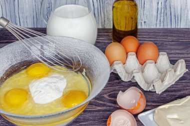 Krep için malzemeler: süt, yumurta, şeker, tuz, un, Vegeta