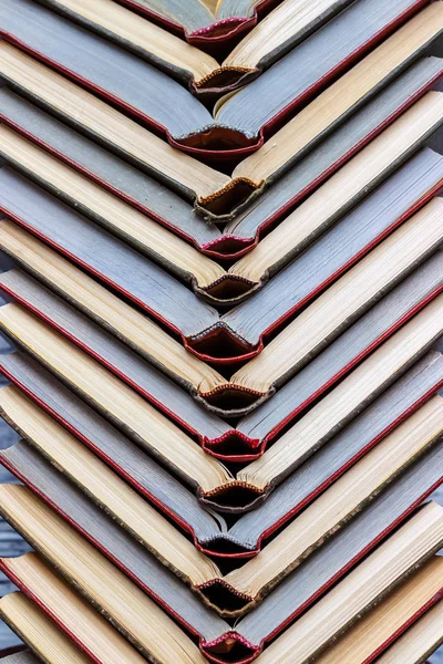 Stapels van gekleurde boeken op een houten tafel. concept van het lezen van ha Rechtenvrije Stockafbeeldingen