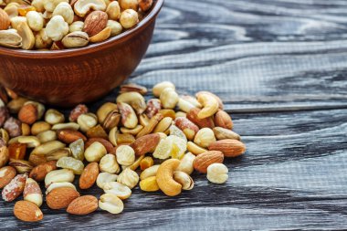 Ahşap bir arka planda toprak karışımı fındık.