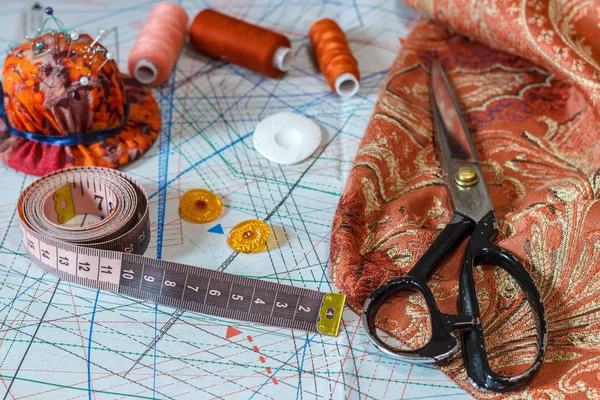 Still life of objects for sewing: threads, scissors, centimeter, — Stock Photo, Image