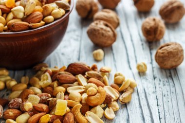 Ahşap bir arka planda toprak karışımı fındık.