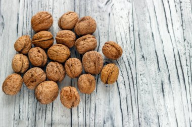 Beyaz ahşap arka planda tüm ceviz.