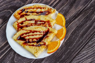 Bal ve bir fincan süt ile beyaz bir tabak üzerinde krep. DELICIOU