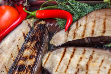 Izgarada, dışarıda taze pişmiş sebzeler. Arka plan 