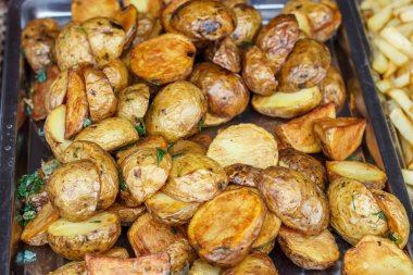 Izgara da pişirilen patates ile Vejetaryen şişler.