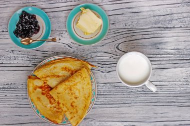 Reçel, mil bir bardak yakın kahvaltı için taze hazırlanmış krep