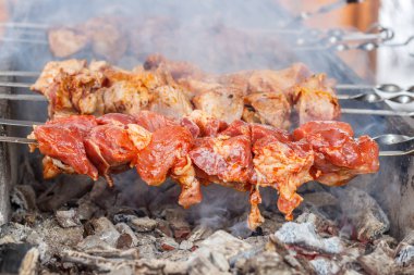Barbekü ızgara ızgarası. metal g üzerinde iştah açıcı şiş kebap
