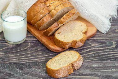 Ahşap bir arka planda ekmek dilimleri ile hala hayat