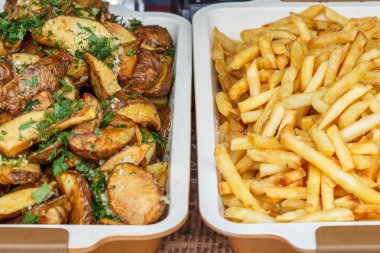 Izgara da pişirilen patates ile Vejetaryen şişler.