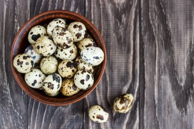 Ahşap bir arka plan üzerinde bir kil plaka bıldırcın yumurta, s için bir tabak