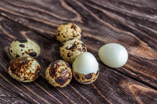 Œufs de caille sur une table en bois, symbole de la saison de Pâques. Hea ! — Photo