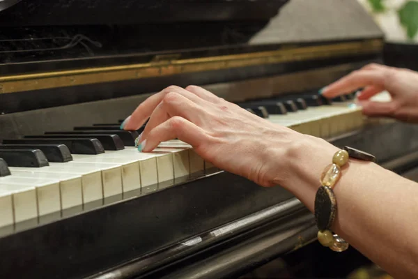 Hands of a girl playing on a white piano, close-up. — Stock Photo, Image