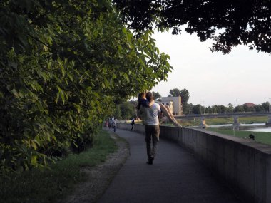 adam kız aldı ve onu sokağa taşıdı
