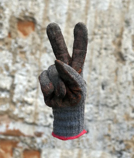 zafer işaret içinde eski bir çalışma eldiveni