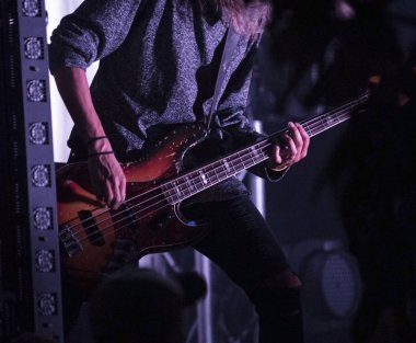 karanlık bir arka planda gitar gitarist konser