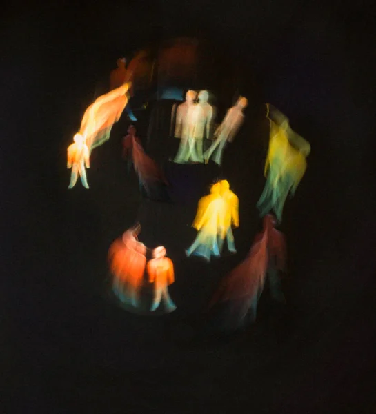 Hareket halindeki insanların siluetleri