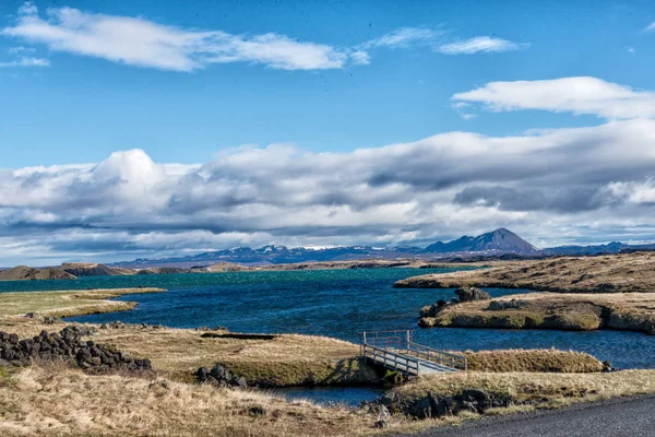 冰岛的湖泊 有美丽的云彩和漂亮的蓝天 — 图库照片