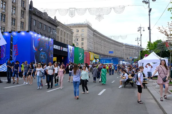 Kiev Ukrayna Mayıs 2018 Kiev Sokak Fan Bölgesinde Üzerinde Yürüyen — Stok fotoğraf