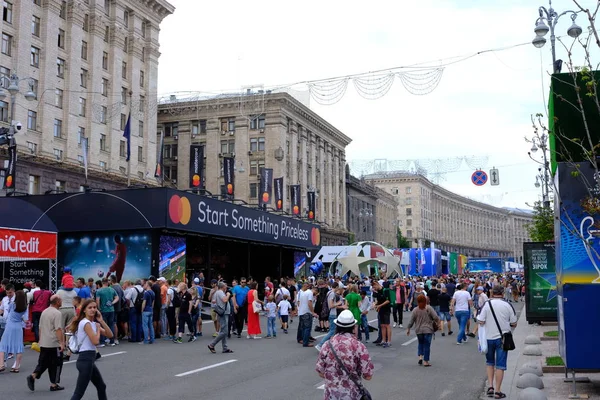 Kiev Ukrayna Mayıs 2018 Kiev Sokak Fan Bölgesinde Üzerinde Yürüyen — Stok fotoğraf