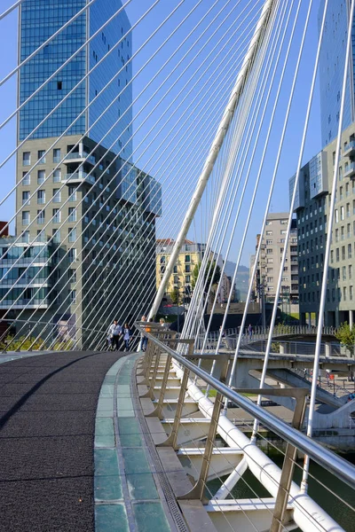 Bilbao Espanha Outubro 2017 Pessoas Caminhando Ponte Moderna Cidade Bilbau — Fotografia de Stock