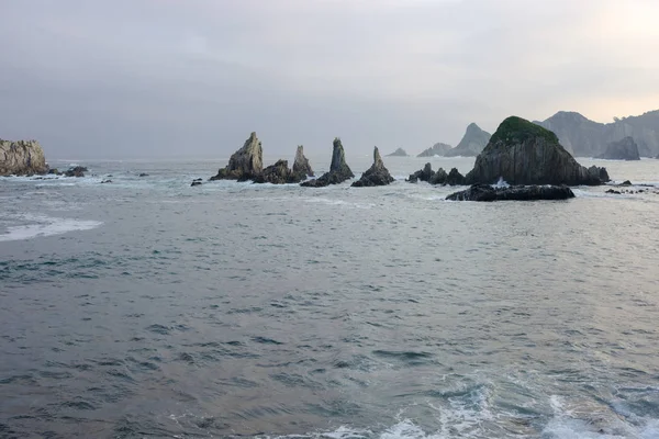 岩石海岸在日落 Gueirua 阿斯图里亚斯 西班牙 — 图库照片