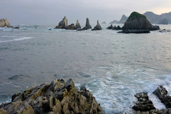 岩石海岸在日落 Gueirua 阿斯图里亚斯 西班牙 — 图库照片