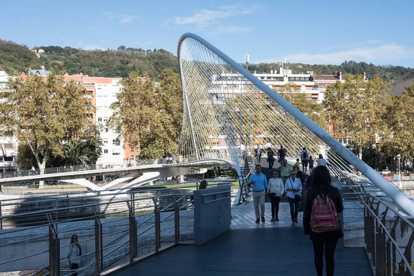 Bilbao Espanha Outubro 2017 Pessoas Caminhando Ponte Moderna Cidade Bilbau — Fotografia de Stock