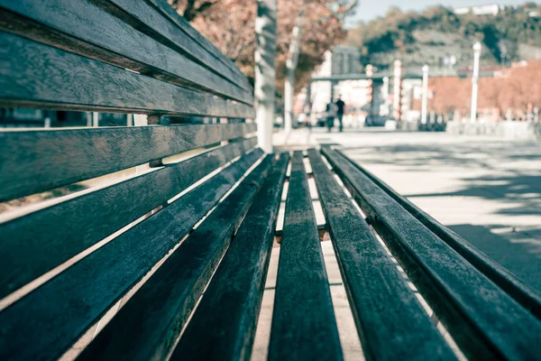 阳光明媚的现代城市街道公园长椅 — 图库照片