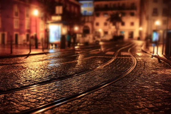 照亮街道的老欧洲镇在晚上 倾斜移位效果 — 图库照片