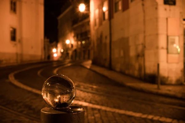 Calle Iluminada Vieja Ciudad Europea Por Noche Reflejada Globo Cristal —  Fotos de Stock