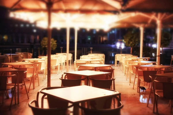 Освітлені Вуличних Кафе Європейському Вуличку Вночі — стокове фото
