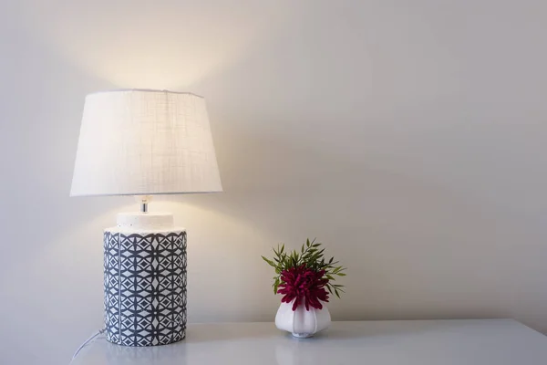 Lampe Und Blumen Auf Einem Holztisch — Stockfoto