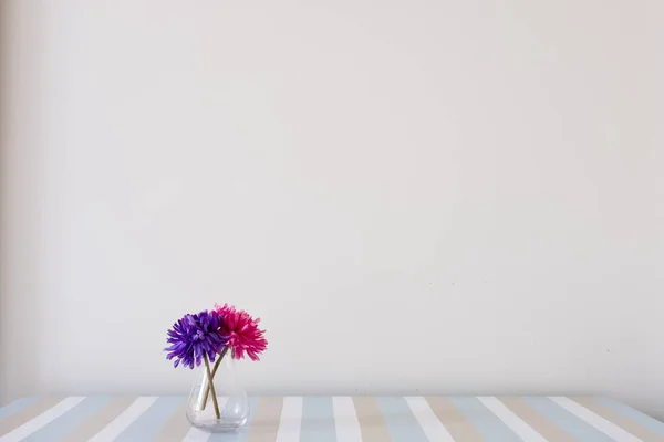 Bloemen Een Vaas Een Houten Tafel Witte Muur — Stockfoto