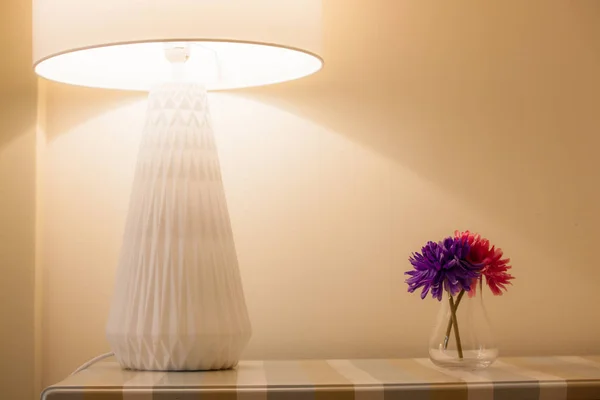 Lampe Und Blumen Auf Einem Holztisch — Stockfoto